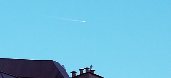 Ett flygplan med k-strimma över hustak i Majorna.