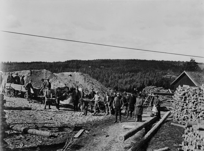 Arbetare utanför Ädelfors guldgruva 1899