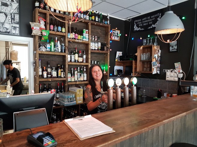 Christina i baren på Blackbird .jpg